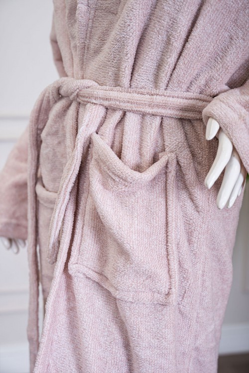 روب نسائي قصير لون وردي فاتح بجيوب من الأمام و رباط في الخصر و بأكمام طويلة