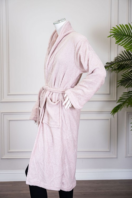 روب نسائي قصير لون وردي فاتح بجيوب من الأمام و رباط في الخصر و بأكمام طويلة