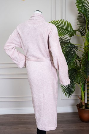 روب نسائي قصير لون وردي فاتح بجيوب من الأمام و رباط في الخصر و بأكمام طويلة