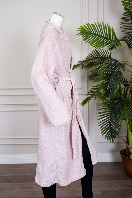 روب نسائي قصير لون وردي فاتح بجيوب من الأمام و رباط في الخصر و بأكمام طويلة