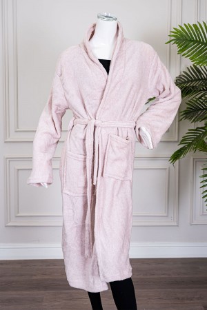 روب نسائي قصير لون وردي فاتح بجيوب من الأمام و رباط في الخصر و بأكمام طويلة