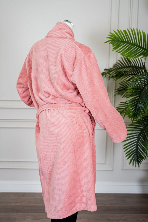 روب نسائي قصير لون وردي بجيوب من الأمام و رباط في الخصر و بأكمام طويلة