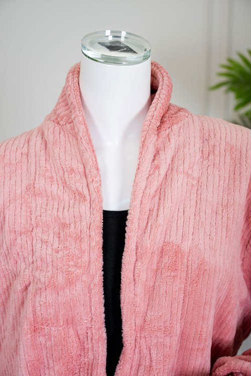 روب نسائي قصير لون وردي بجيوب من الأمام و رباط في الخصر و بأكمام طويلة