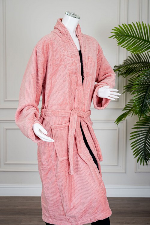 روب نسائي قصير لون وردي بجيوب من الأمام و رباط في الخصر و بأكمام طويلة