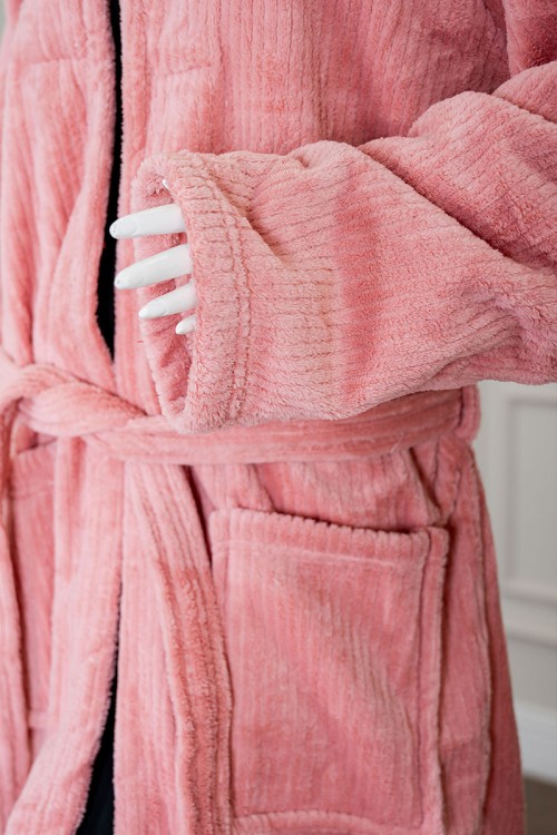 روب نسائي قصير لون وردي بجيوب من الأمام و رباط في الخصر و بأكمام طويلة