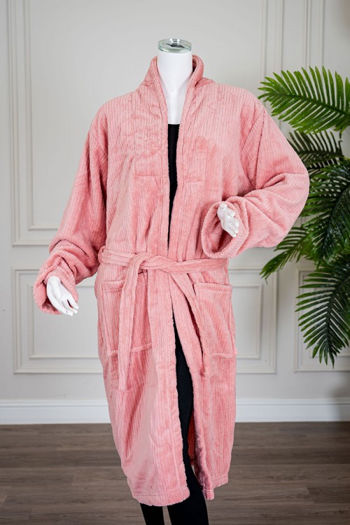 روب نسائي قصير لون وردي بجيوب من الأمام و رباط في الخصر و بأكمام طويلة