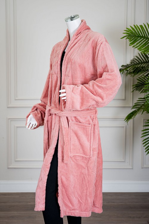 روب نسائي قصير لون وردي بجيوب من الأمام و رباط في الخصر و بأكمام طويلة