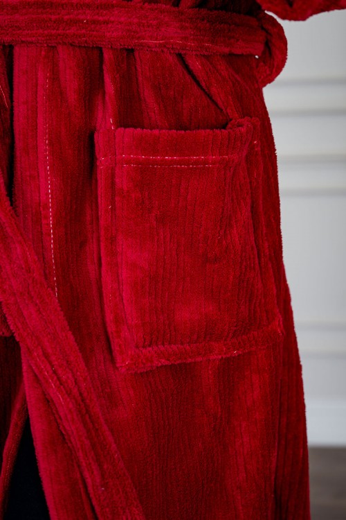 روب نسائي قصير لون عودي بجيوب من الأمام و رباط في الخصر و بأكمام طويلة