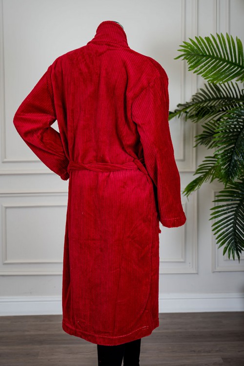 روب نسائي قصير لون عودي بجيوب من الأمام و رباط في الخصر و بأكمام طويلة