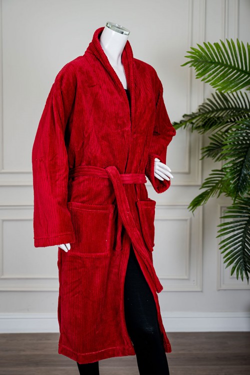 روب نسائي قصير لون عودي بجيوب من الأمام و رباط في الخصر و بأكمام طويلة