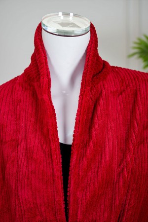 روب نسائي قصير لون عودي بجيوب من الأمام و رباط في الخصر و بأكمام طويلة