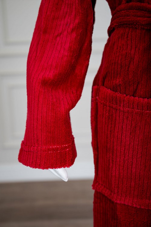 روب نسائي قصير لون عودي بجيوب من الأمام و رباط في الخصر و بأكمام طويلة