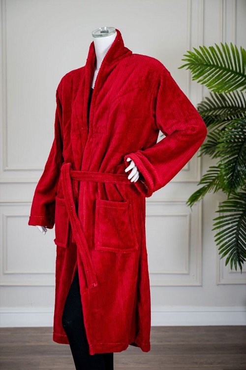 روب نسائي قصير لون عودي بجيوب من الأمام و رباط في الخصر و بأكمام طويلة