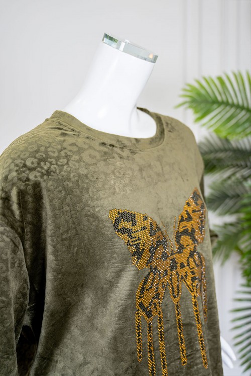 قميص نسائي شتوي طويل لون زيتي مزين بنقوش و رسمة الفراشة من الأمام ياقة دائرية و بأكمام طويلة