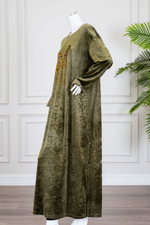 قميص نسائي شتوي طويل لون زيتي مزين بنقوش و رسمة الفراشة من الأمام ياقة دائرية و بأكمام طويلة