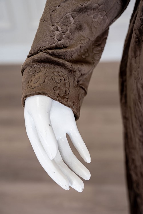 قميص نسائي شتوي طويل لون بني مزين بنقوش الورود ياقة دائرية بأزرار و بأكمام طويلة