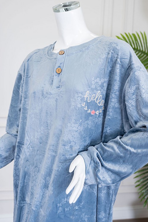 قميص نسائي شتوي طويل لون سماوي مزين بنقوش الورود ياقة دائرية بأزرار و بأكمام طويلة
