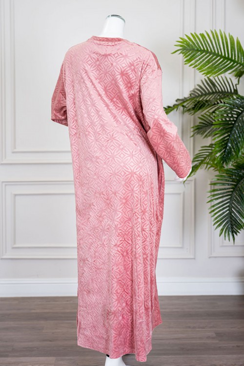 قميص نسائي شتوي طويل لون وردي مزين بنقوش و برسمة قبعة و كتابة من الأمام ياقة دائرية و بأكمام طويلة