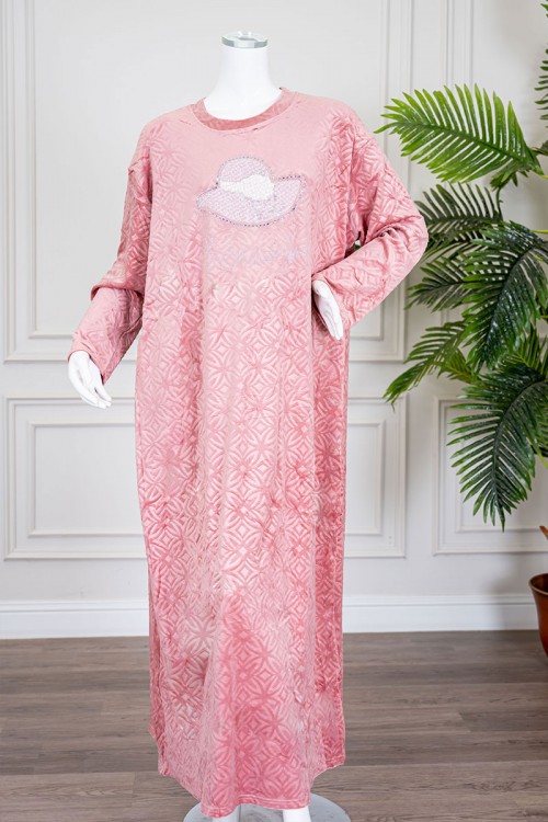 قميص نسائي شتوي طويل لون وردي مزين بنقوش و برسمة قبعة و كتابة من الأمام ياقة دائرية و بأكمام طويلة