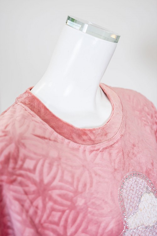 قميص نسائي شتوي طويل لون وردي مزين بنقوش و برسمة قبعة و كتابة من الأمام ياقة دائرية و بأكمام طويلة