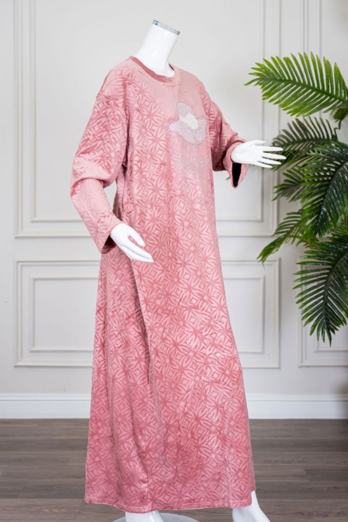 قميص نسائي شتوي طويل لون وردي مزين بنقوش و برسمة قبعة و كتابة من الأمام ياقة دائرية و بأكمام طويلة