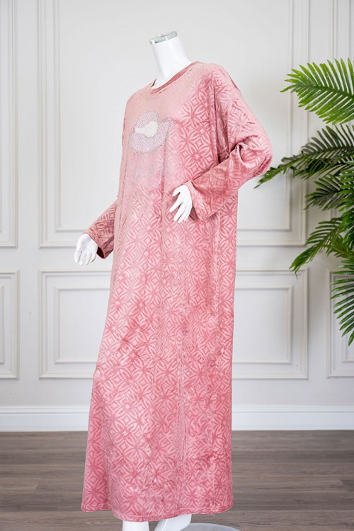 قميص نسائي شتوي طويل لون وردي مزين بنقوش و برسمة قبعة و كتابة من الأمام ياقة دائرية و بأكمام طويلة