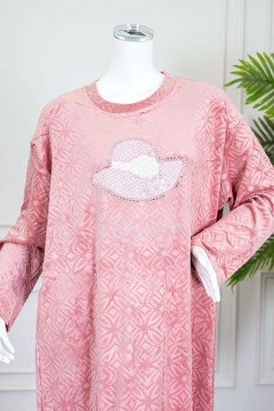 قميص نسائي شتوي طويل لون وردي مزين بنقوش و برسمة قبعة و كتابة من الأمام ياقة دائرية و بأكمام طويلة