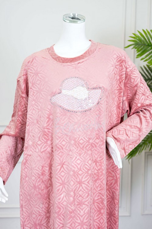 قميص نسائي شتوي طويل لون وردي مزين بنقوش و برسمة قبعة و كتابة من الأمام ياقة دائرية و بأكمام طويلة