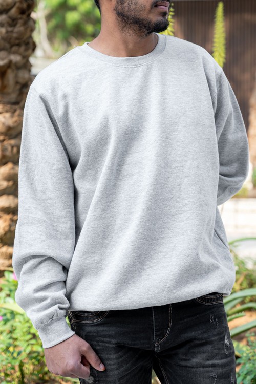 بلوفر رجالي لون رمادي ياقة دائرية و بأكمام طويلة