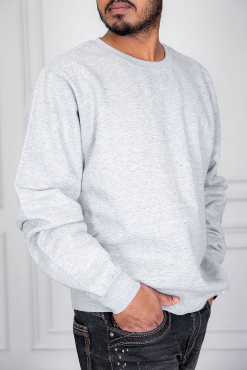 بلوفر رجالي لون رمادي ياقة دائرية و بأكمام طويلة
