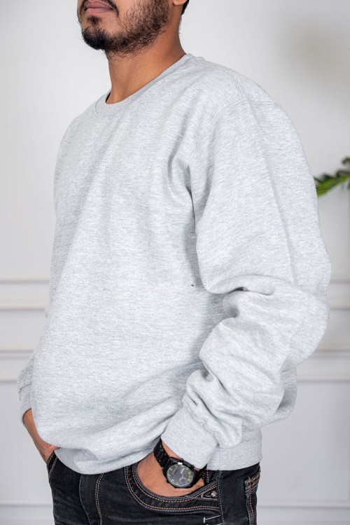 بلوفر رجالي لون رمادي ياقة دائرية و بأكمام طويلة
