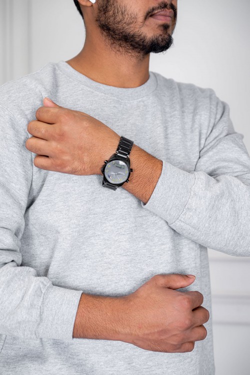 بلوفر رجالي لون رمادي ياقة دائرية و بأكمام طويلة