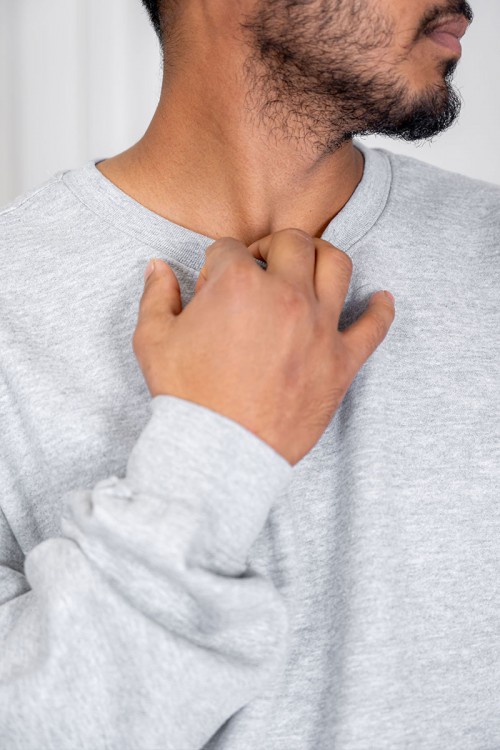 بلوفر رجالي لون رمادي ياقة دائرية و بأكمام طويلة