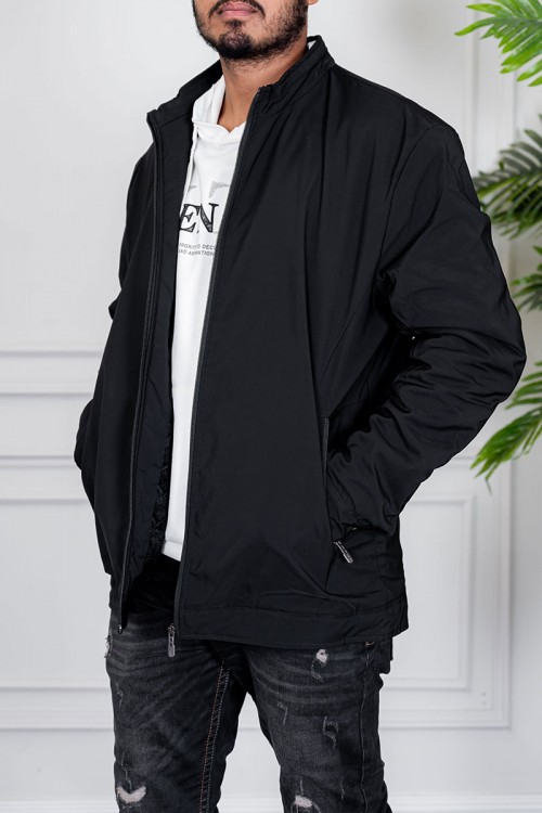 جاكيت رجالي لون أسود ياقة عالية بسحاب من الأمام و جيوب و بأكمام طويلة