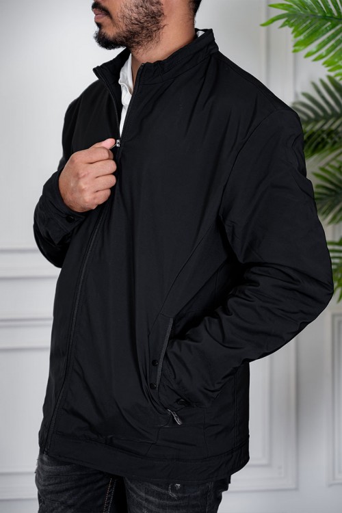 جاكيت رجالي لون أسود ياقة عالية بسحاب من الأمام و جيوب و بأكمام طويلة