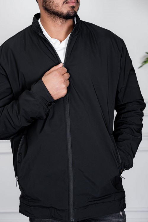 جاكيت رجالي لون أسود ياقة عالية بسحاب من الأمام و جيوب و بأكمام طويلة