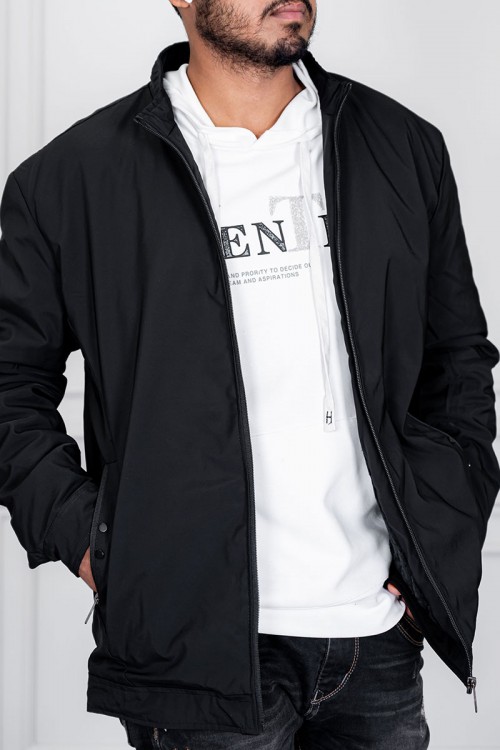 جاكيت رجالي لون أسود ياقة عالية بسحاب من الأمام و جيوب و بأكمام طويلة