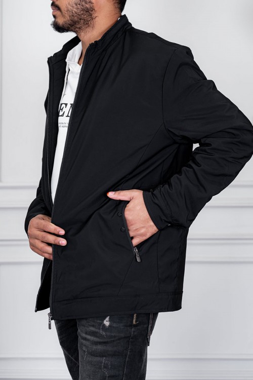 جاكيت رجالي لون أسود ياقة عالية بسحاب من الأمام و جيوب و بأكمام طويلة