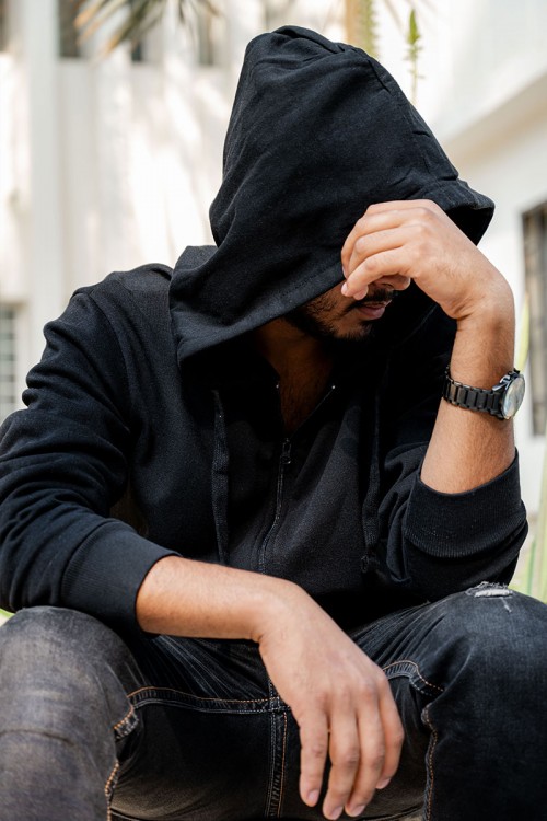 هودي متعدد الألوان ياقة بقبعة متصلة برباط مزين بجيوب الكنغر من الأمام و بأكمام طويلة