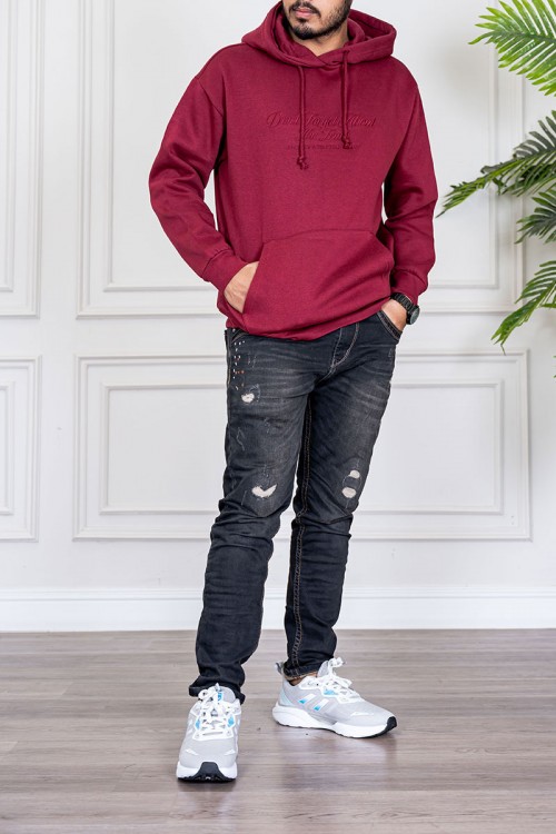 هودي لون عودي ياقة بقبعة متصلة برباط مزين بكتابات و جيوب الكنغر من الأمام و بأكمام طويلة