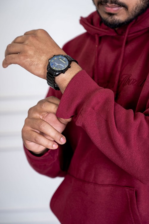 هودي لون عودي ياقة بقبعة متصلة برباط مزين بكتابات و جيوب الكنغر من الأمام و بأكمام طويلة