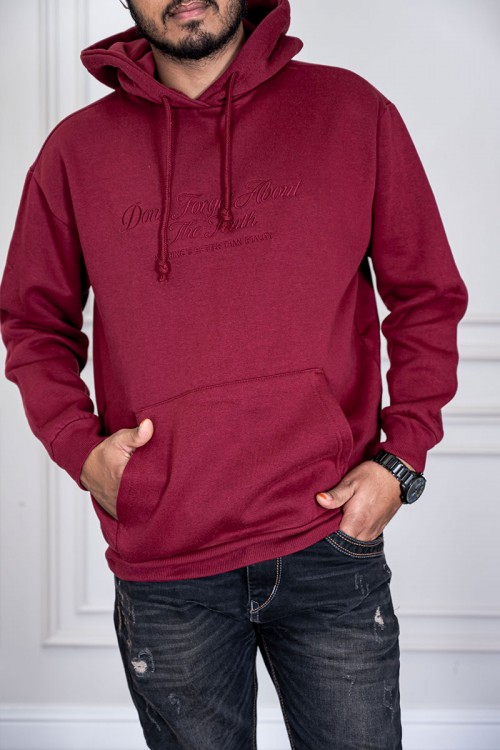 هودي لون عودي ياقة بقبعة متصلة برباط مزين بكتابات و جيوب الكنغر من الأمام و بأكمام طويلة