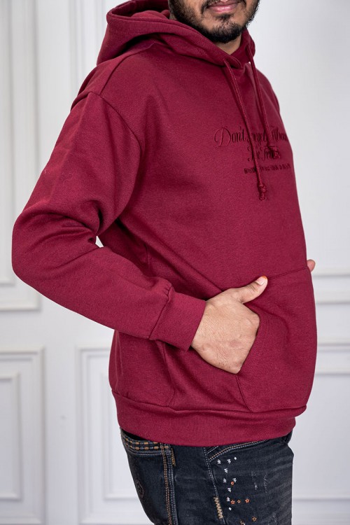 هودي لون عودي ياقة بقبعة متصلة برباط مزين بكتابات و جيوب الكنغر من الأمام و بأكمام طويلة