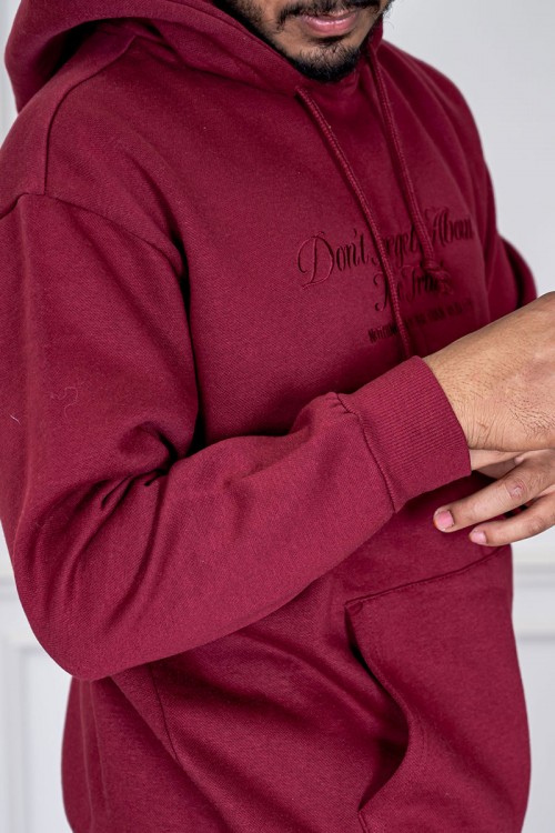 هودي لون عودي ياقة بقبعة متصلة برباط مزين بكتابات و جيوب الكنغر من الأمام و بأكمام طويلة