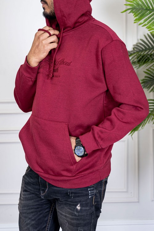 هودي لون عودي ياقة بقبعة متصلة برباط مزين بكتابات و جيوب الكنغر من الأمام و بأكمام طويلة