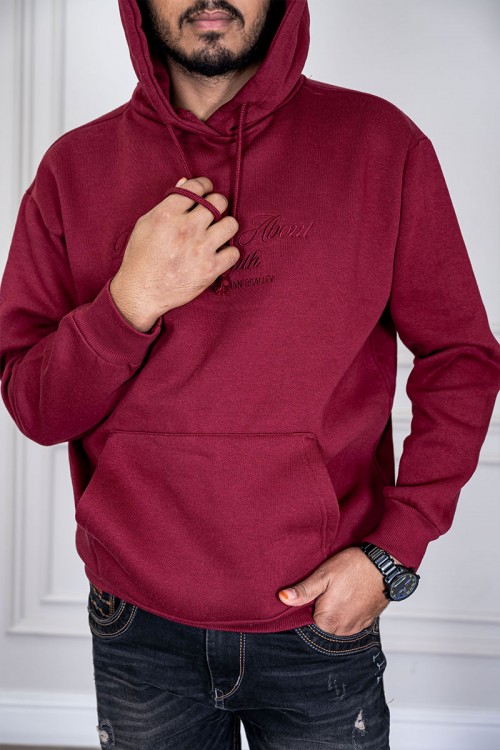 هودي لون عودي ياقة بقبعة متصلة برباط مزين بكتابات و جيوب الكنغر من الأمام و بأكمام طويلة