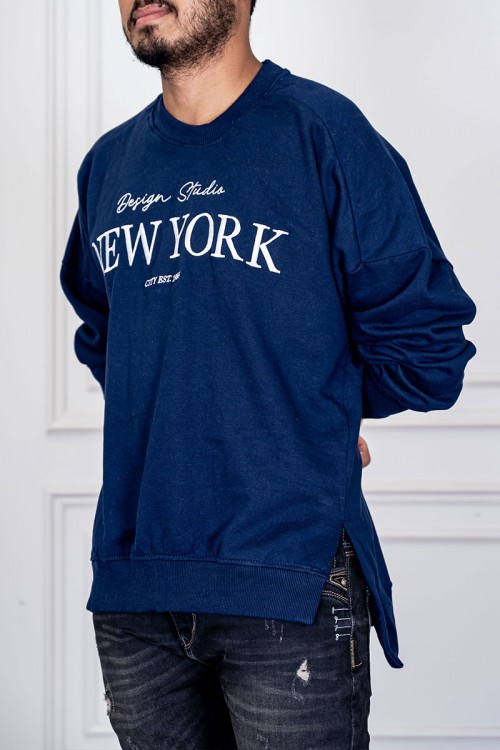 بلوفر رجالي لون كحلي ياقة دائرية مزين بكتابات من الأمام و بأكمام طويلة