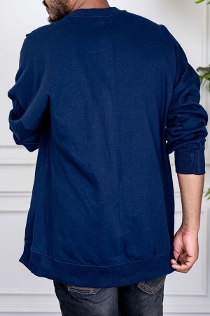 بلوفر رجالي لون كحلي ياقة دائرية مزين بكتابات من الأمام و بأكمام طويلة 