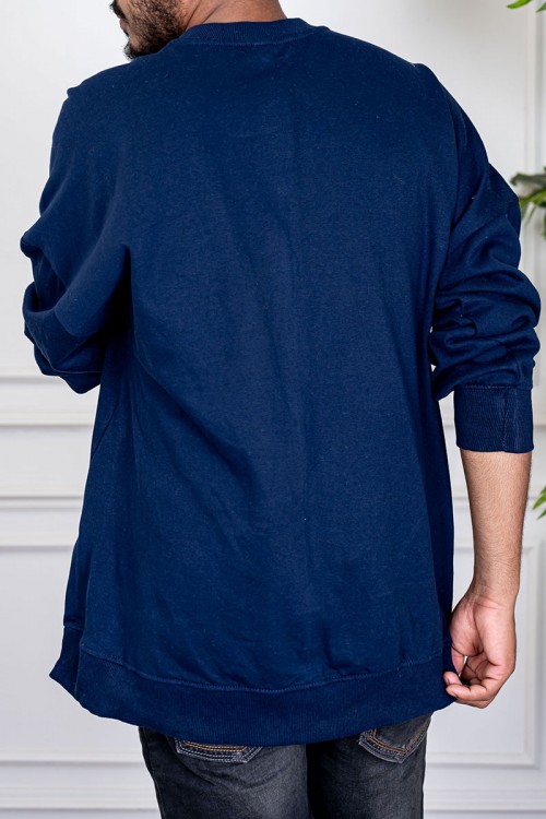 بلوفر رجالي لون كحلي ياقة دائرية مزين بكتابات من الأمام و بأكمام طويلة