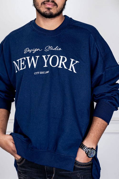 بلوفر رجالي لون كحلي ياقة دائرية مزين بكتابات من الأمام و بأكمام طويلة